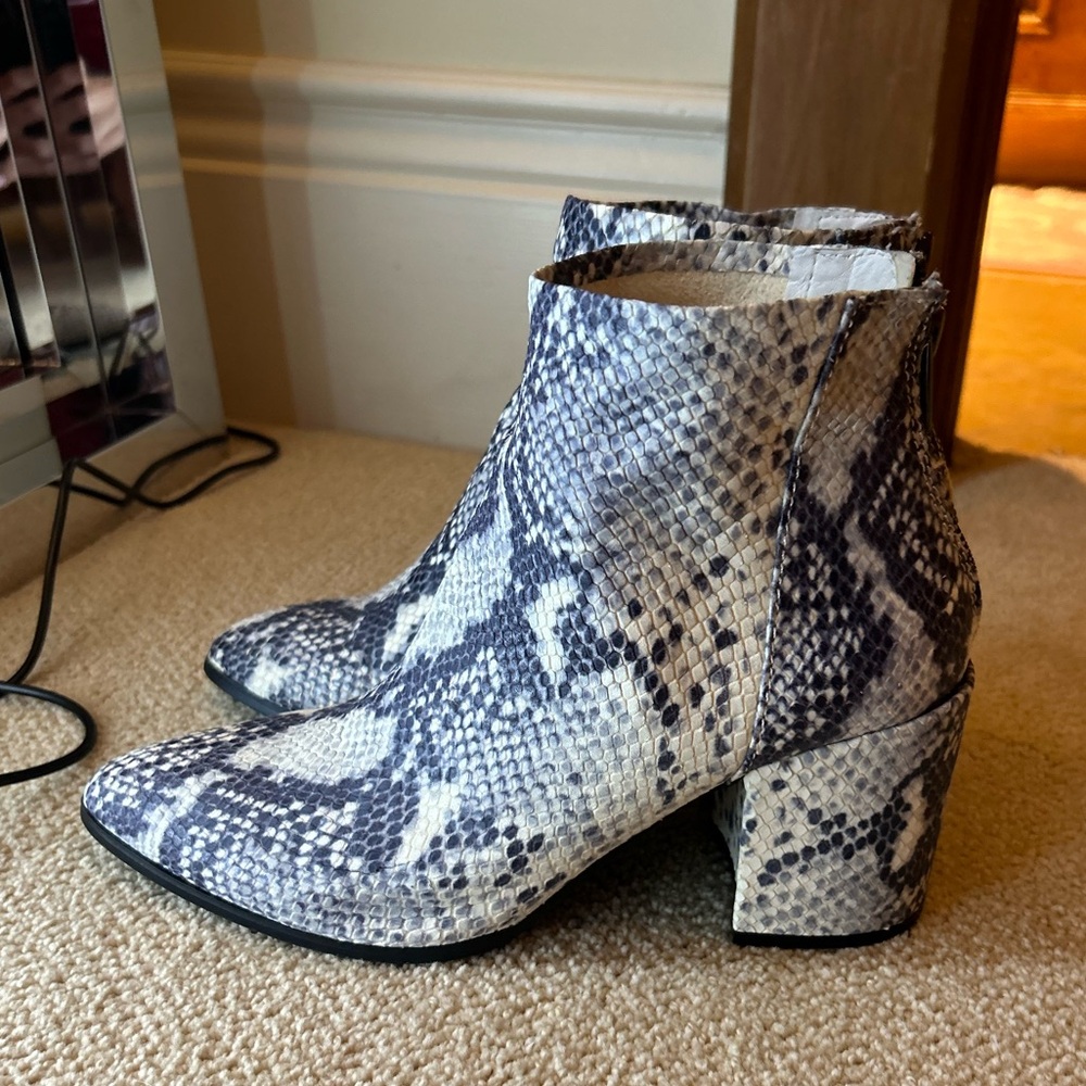 STEVE MADDEN SNAKE SKIN BOOTIE SIZE US 8